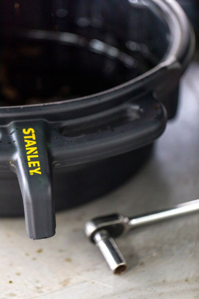 Enë kullimi vaji Stanley St. Oil Drain Pan, plastike, e zezë