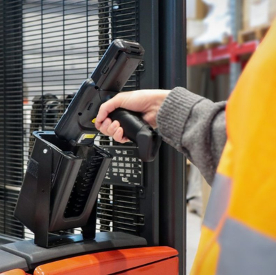 Држач pistol grip Mobilis за виљушкар, монтажа со шрафови, систем за лесен пристап, црн