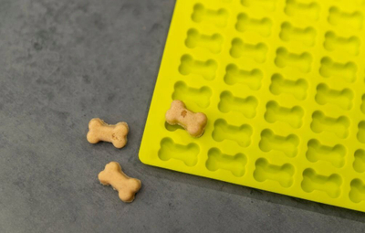 Tapet pjekjeje silikoni Trixie Bone, 1.2 cm, për snack-e për kafshë, i kaltër