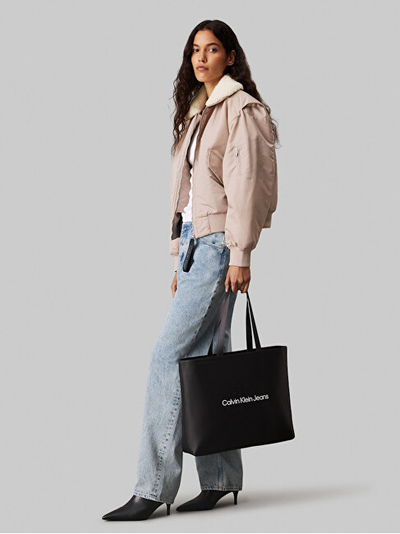 Çantë dore për femra Calvin Klein, e zezë