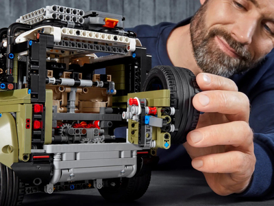 Set ndërtimi LEGO Technic 42110 Land Rover Defender, model makine off road, ulli me çati të bardhë