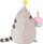Lodër pelushi Pusheen, 24 cm, me kapelë e me tortë, shumëngjyrëshe