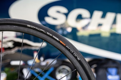 Gomë rruge Schwalbe Pro One Tube Type, 700x25C, palosshme, e zezë