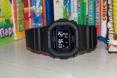 Orë dore për meshkuj Casio G-Shock DW-5600HR-1, e zezë/kuqe