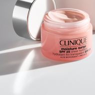 Krem fytyre Clinique Moisture Surge Sheer Hydrator, SPF 25, 50 ml