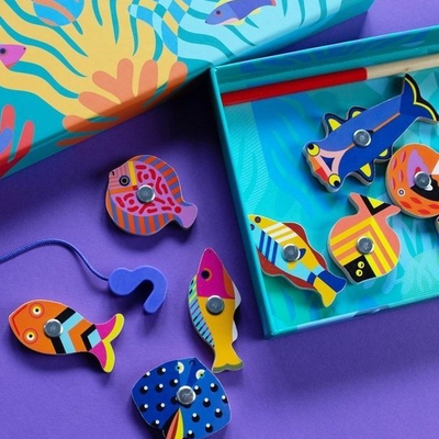 Lojë peshkimi me magnet Djeco Magnetic Fishing, 12 peshq, me 2 shkopinj druri, shumëngjyrëshe