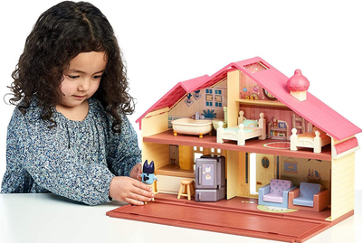 Set loje Moose Toys Bluey Family House, shpi lodër me mobilje, figurë Bluey, shumëngjyrëshe