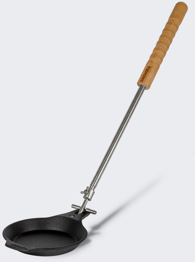Тигањ од лиено железо Petromax Campfire Skillet, за логорски оган, со телескопска рачка