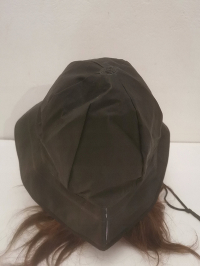 Kapelë shiu VG me strehë të gjerë, material që s’e kap uji, ngjyrë e zezë