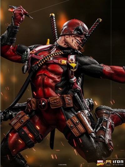 Figurë koleksionuese Iron Studios Marvel Deadpool Deluxe, shkallë 1/10, 24 cm, e kuqe me të zezë