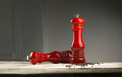 Mulli për kripë Le Creuset Salt Mill, mekanizëm të qëndrueshëm bluarjeje, trup akrilik ABS, ngjyra Cerise