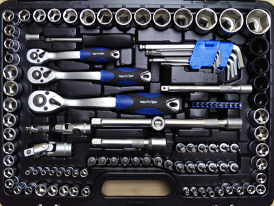 Set veglash Adler 3555.5, 150 copë, Cr-V, me valixhe plastike të zezë