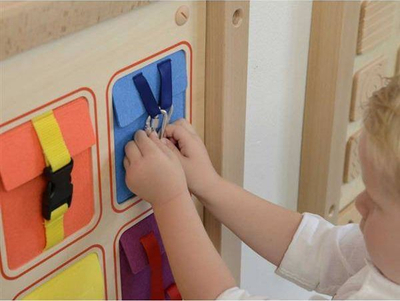 Panel edukativ Masterkidz Pockets, dru 46cm, xhepa me mbyllje, shumëngjyrësh