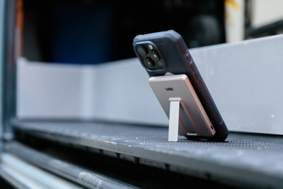 Магнетен надворешен полнач UAG Ultra Slim, 5000mAh, со држач kickstand, титаниум