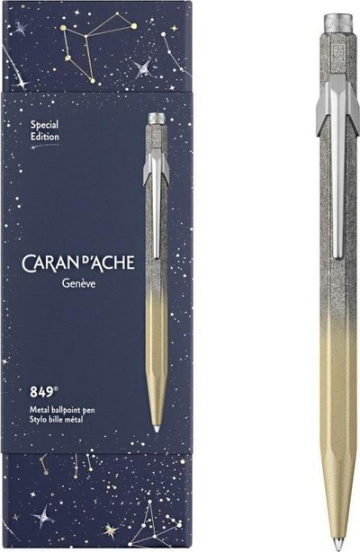 Stilolaps Caran D'Ache 849 Cosmic Blue, me majë topth prej ari, blu kozmik