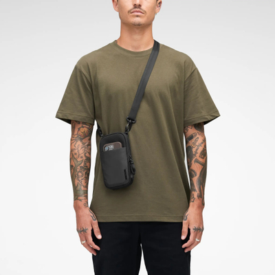 Çantë crossbody Incase a.R.C. Small, prej poliestëri të ricikluar, i bie fiks iPhone Pro Max, e zezë