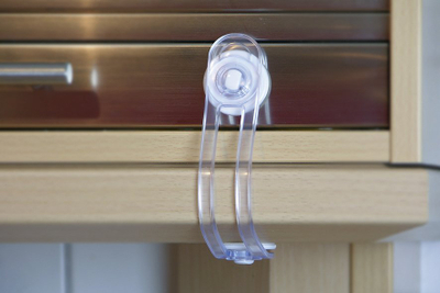 Bllokues sigurie Olympia 98352, plastikë dhe silikon, për dollapë dhe frigoriferë, i bardhë transparent