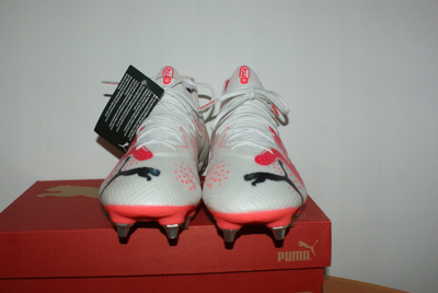 Këpucë futbolli Puma FUTURE ULTIMATE MxSG, me vida metalike, për burra, të bardha