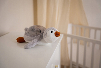 Dritë nate lodër Cloud B Tranquil Penguin, e rikarikueshme, me projeksion, gri
