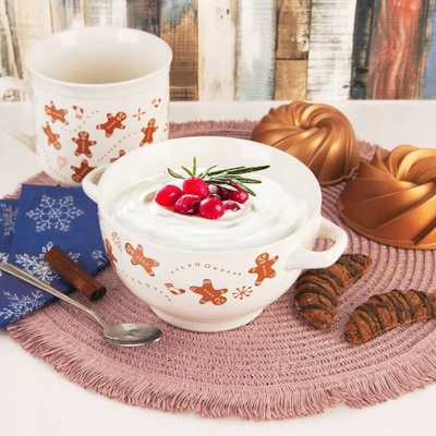 Tas qeramike me dorezë, motiv gingerbread, e bardhë