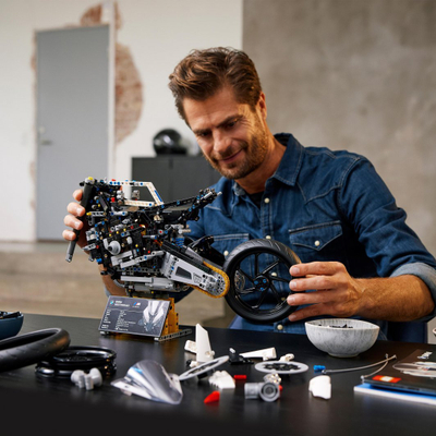 Set LEGO Technic BMW M 1000 RR 42130, model motor 1:5 për me e venë në vitrinë, shumëngjyrësh