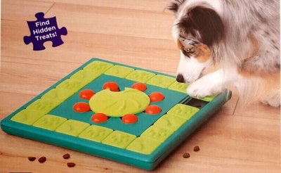 Интерактивна играчка за кучиња Outward Hound Nina Ottosson Dog Multipuzzle Level 4, едукативна сложувалка