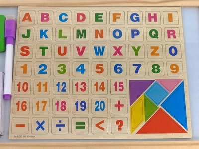 Tabelë magnetike edukative me shkronja dhe numra, kornizë druri, me marker, shumëngjyrëshe