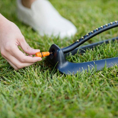 Spërkatës kopshti Fiskars 1023659, oscilues, plastik, i zi me portokalli