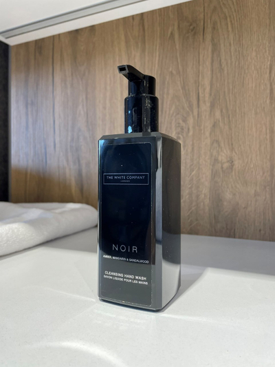 Sapun i lëngshëm The White Company Noir, 300 ml