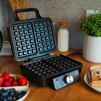 Aparat për waffle Eldom AK-2149, 1200W, pllaka jo ngjitëse, i zi