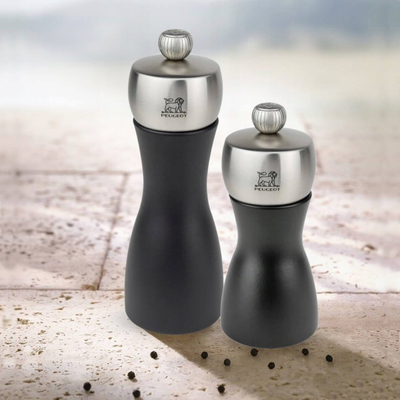 Set mulli kripë edhe piper Peugeot Fidji, mekanizëm me rregullim, stil elegant, i zi
