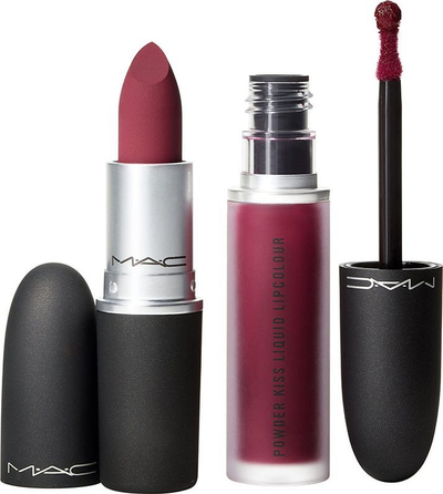 Set buzësh MAC Cosmetics Powder Kiss Like Mother, karmin dhe lipgloss, ngjyrë verë e kuqe