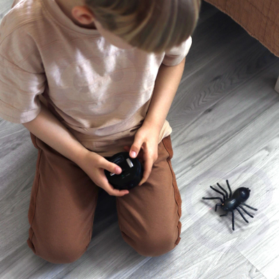 Lodër merimangë me telekomandë Woopie Black, me dritë LED, karikohet me kabllo, e zezë