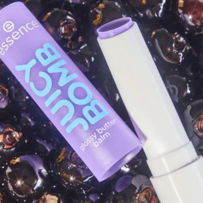 Balsam për buzë Essence Juicy Bomb Glossy, 02 So Berry Cute, 2.5 g