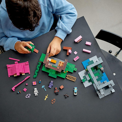 Set LEGO Minecraft Training Grounds, 534 pjesë