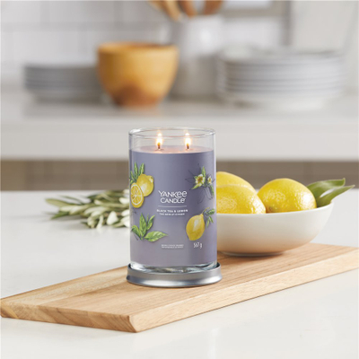 Qiri me aromë Yankee Candle Black Tea & Lemon, tumbler i madh, 567 g, gri