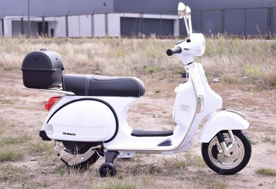 Motor elektrik lodër Gazelo Vespa G137446, për fëmijë, me rrota ndihmëse, i bardhë