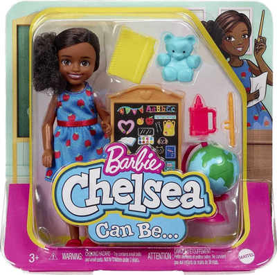 Set lodër Barbie Chelsea Can Be Teacher, kukull 15 cm, aksesorë klase, shumëngjyrësh