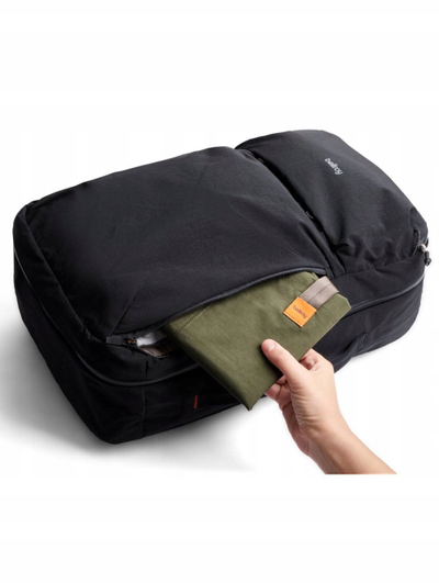 Shpinore udhëtimi Bellroy Lite Travel Pack 30L, hapje clamshell, xhep laptopi 16", e zezë