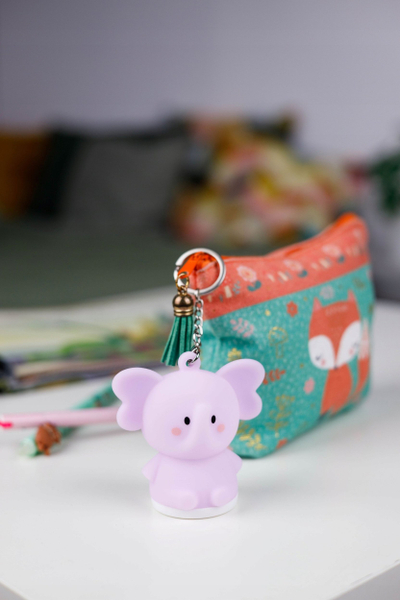 Привезок за клучеви InnoGIO GIOkeyring Elephant, силикон, со ноќно светло, розов