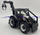 Lodër traktor Bburago Valtra M2 Q, ngarkues frontal dhe ngarkues druri, 3 trungje 10 cm, shumëngjyrëshe