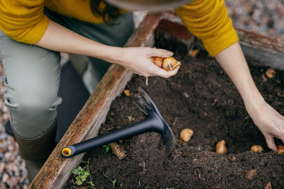 Lopatë kopshti Fiskars Solid Planters Hoe, plastike e fortë e përforcuar, e zezë