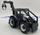 Lodër traktor Bburago Valtra M2 Q, me ngarkues përpara dhe ngarkues drush, 3 trungje 10 cm, shumëngjyrëshe