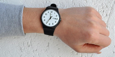 Orë dore Swatch SUOB705