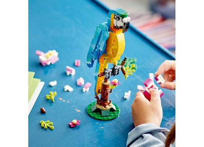 Lodër ndërtuese LEGO Creator Exotic Parrot 31136, 3 në 1, 253 pjesë, shumëngjyrësh
