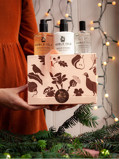 Set Aromë për dhomë 100 ml + Sapun për duar 250 ml + Losion për duar 250 ml Noble Isle Rhubarb Rhubarb