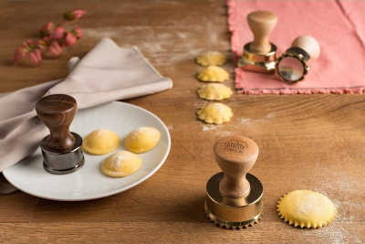 Prerës ravioli rrumbullak Marcato Heritage, alumini i anodizum, dorezë dru arre, ngjyrë shampanj