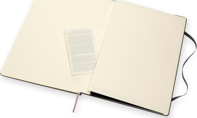 Bllok shënimesh Moleskine me kapak të fortë QP110, A4, me vija, i zi