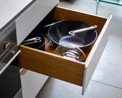 Tigan wok Joseph Joseph Space, 12.5", jo ngjitës, blu e errët