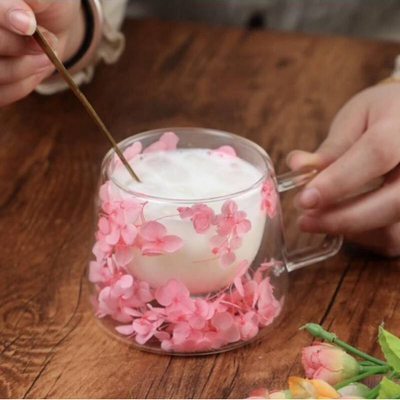 Термичка стаклена чаша Upominkarnia SZK74, 200 ml, со розова хортензија внатре